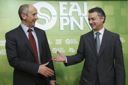 Josu Erkoreka, izquierda, e Iñigo Urkullu, ayer, en una conferencia de prensa en Bilbao.