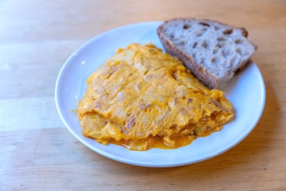 El pincho de tortilla de patata de Pote se ha convertido en uno de los ms aclamados de Madrid.