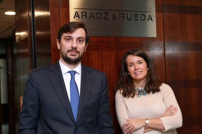 Los letrados Guillermo Bueno y Clara Mañoso, en la sede del Araoz & Rueda. 