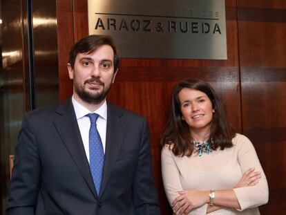 Los letrados Guillermo Bueno y Clara Mañoso, en la sede del Araoz & Rueda. 