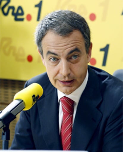 El presidente del Gobierno, José Luís Rodríguez Zapatero, durante la entrevista concedida a Radio Nacional de España.