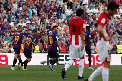 Munir El Haddadi (izquierda) celebra el gol del empate.