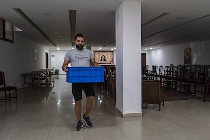 Haidar, vecino del barrio y uno de los voluntarios más jóvenes de la comunidad, carga con cajas llenas de comida para repartir entre los más necesitados de la zona. La inflación alimentaria ha aumentado hasta un 332%, haciendo inaccesible comprar alimentos como carne o fruta. Además, la devaluación de casi un 90% del valor de la lira libanesa he hecho aún más difícil llenar la cesta de la compra.