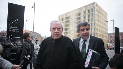 Jordi Montull llega a los juzgados acompañado de su abogado, Jordi Pina, en la primera jornada del juicio del caso Palau de la Música, en 2017.