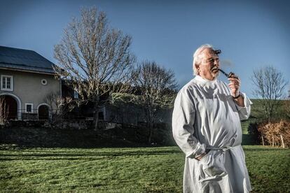 El maestro Dufour, a las afueras de su taller en el suizo valle de Joux.