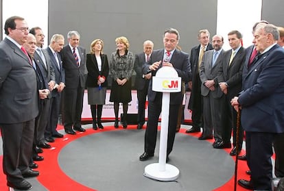 El exconsejero Alfredo Prada durante el acto de presentación de la primera piedra del Campus de la Justicia. A su espalda, en el centro, Esperanza Aguirre.