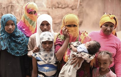 Más de dos años de guerra han expuesto al hambre a gran parte de la población de Yemen, en especial a mujeres y niñas, que suelen ser las últimas en comer.
