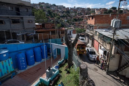 En la esquina inferior izquierda, el sistema de captación de agua de lluvia del Colegio Unidad Educativa Fermin Toro.