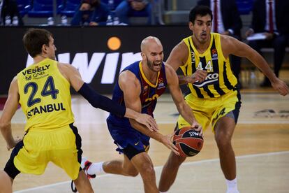 Calathes, con el balón, entre Vesely y Duverioglu.