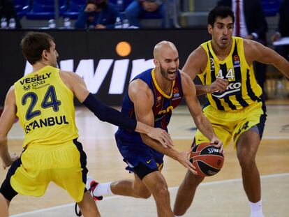 Calathes avanza, entre Vesely y Duverioglu.