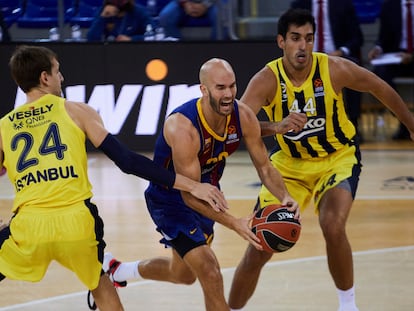 Calathes, con el balón, entre Vesely y Duverioglu.