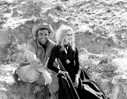 Tú a Boston, yo a California

	Brigitte Bardot y Sean Connery (Shalako, Edward Dmytryck, 1968)

	Reunir a dos sex-symbols, BB y James Bond, en las tierras áridas de Almería para un western y con los indios acechando, acabó resultando una mezcla demasiado indigesta para el apetito de cualquier espectador. Por muy acostumbrado que estuviera a las salsas concentradas.