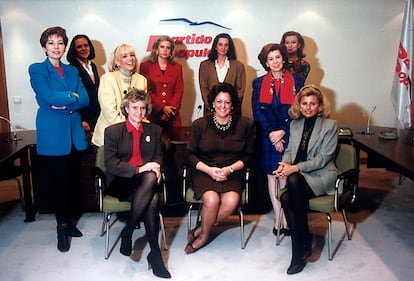 Mujeres de la ejecutiva del Partido Popular tras el XI congreso de la formación, celebrado en febrero de 1993. En la foto, de pie, de izquierda a derecha; Celia Villalobos, Loyola de Palacio, Teófila Martínez, María Jesús Sainz, Mercedes de la Merced, María Teresa Esteban y Luisa Fernanda Rudi. Sentadas, de izquierda a derecha: Soledad Becerril, Rita Barberá e Isabel Tocino.