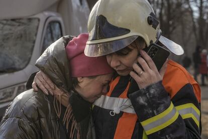 Un bombero consuela a una mujer frente a un edificio de apartamentos destruido tras un ataque ruso en Kiev, este martes. La presidenta de la Comisión Europea, Ursula von der Leyen, ha dicho hoy que la UE “mantendrá la presión contra el Kremlin hasta que detenga la invasión de Ucrania”. Serguéi Lavrov, ministro de Exteriores ruso, ha dicho no importarle las limitaciones económicas impuestas contra Rusia: “No nos van a parar las sanciones, vamos a seguir trabajando”.