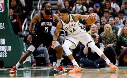 Antetokounmpo trata de superar a Harden.  