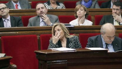Andreu Mas-Colell y Joana Ortega, junto al asiento vacío del presidente de la Generalitat, Artur Mas, ausente del Parlamento por el fallecimiento de su padre, durante la sesión de control al Govern en el Parlament.