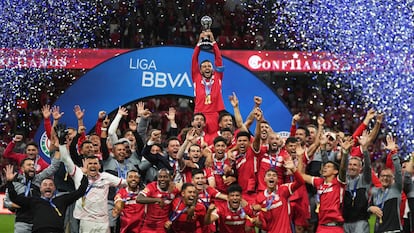 Alexis Vega levanta el campeonato de la Liga MX junto a sus compañeros del Toluca, este domingo en el Estadio Nemesio Diez.
