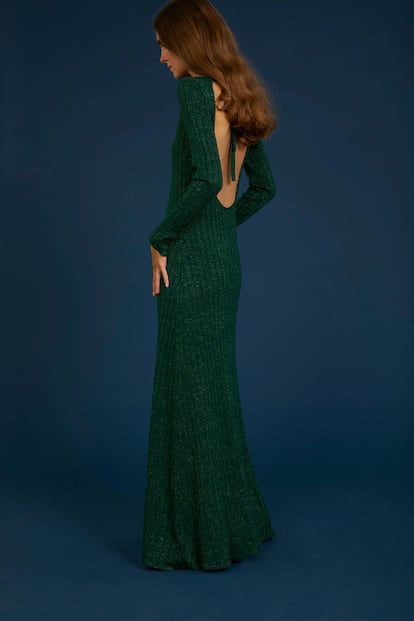 El lúrex verde da vida a este vestido de largo infinito creado por la diseñadora española María de la Orden. ¿La estrella indiscutible? Su escote de vértigo en la espalda. (290 €)