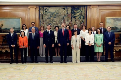 Los nuevos ministros, acompañados del Rey Felipe Felipe VI (c), y el presidente del gobierno Pedro Sánchez (4i), posan en la foto de familia tras prometer su cargo.