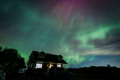 Una aurora boreal sobre una casa cerca de Cremona, Alberta, el 7 de octubre de 2024.