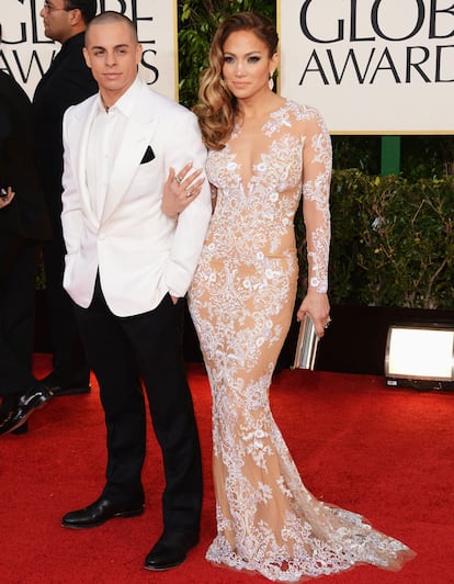 Jennifer Lopez y su novio Casper son una pareja de lo más compenetrada, sobre todo en el mal gusto a la hora de vestir. La chaqueta blanca de Casper es un absoluto 'Don't'.