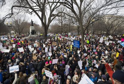 Manifestação contra a decisão do presidente Trump em Washington.