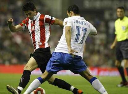 Susaeta, a la izquierda, ante Juanfran en el Athletic-Zaragoza de la tercera jornada.