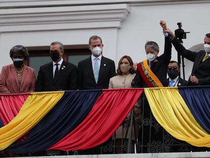 El presidente de Brasil, Jair Bolsonaro, levanta la mano del nuevo presidente de Ecuador, Guillermo Lasso, junto a la primera dama, María de Lourdes Alcívar Crespo, y el Rey de España.