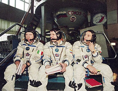 Tripulación de la nave Soyuz, Roberto Vittori, Yuri Gidzenko y Mark Shuttleworth.