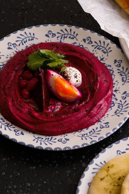 Los platos están concebidos para compartir, y se puede empezar por el clásico hummus de garbanzos o de remolacha (11 euros), por el falafel (11 euros), unas croquetas elaboradas con garbanzos, que llegan acompañadas de labneh (queso de yogur griego) y tahina (salsa de semillas de sésamo), o un tiradito de besugo (14,50 euros). 