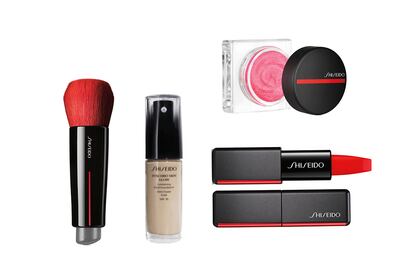 Para unos labios bold. 1. Brocha Daiya Fude. 2. Fondo de maquillaje Synchro Skin Lasting Liquid Foundation. 3. Colorete Minimalist WhippedPowder Blush. 4. Barra Modernmatte Powder Lipstick. Todo, de Shiseido.