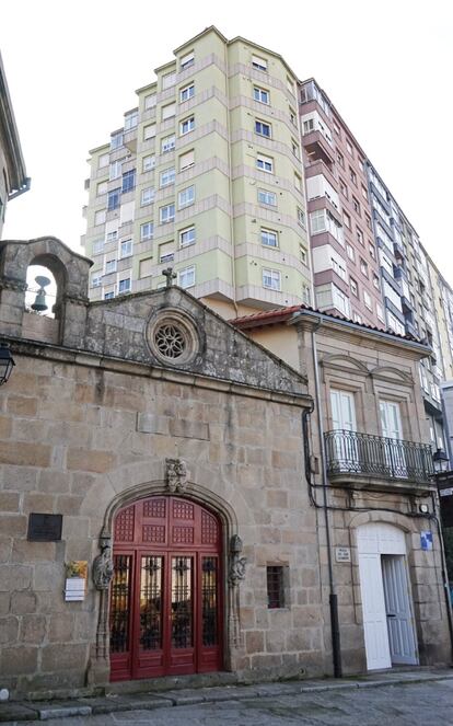 En Ourense, la ermita plateresca de San Cosme y San Damián, del siglo XVI, se ve eclipsada por una mole de edificios. 
