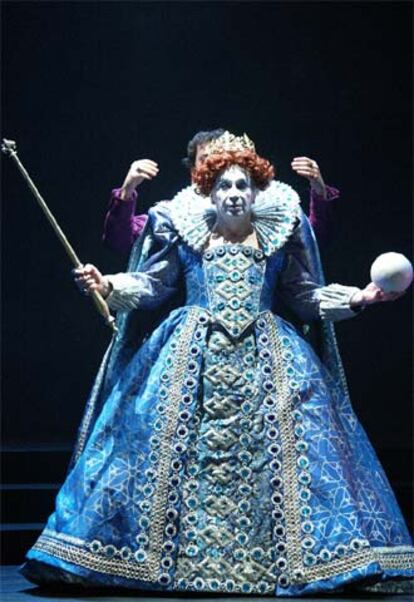 Lindsay Kemp, en <i>Elisabeth I</i>,<i> el último baile. </i>