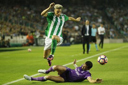 El jugador del Betis, Jonas, salta por encima del jugador de Pepe. 