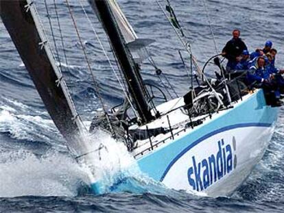 El maxi <i>Skandia,</i> líder de la regata durante la jornada de ayer.