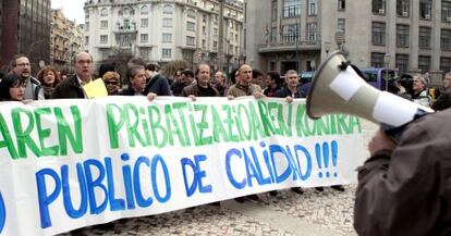 Cabecera de la manifestación en Bilbao contra los recortes en Justicia.