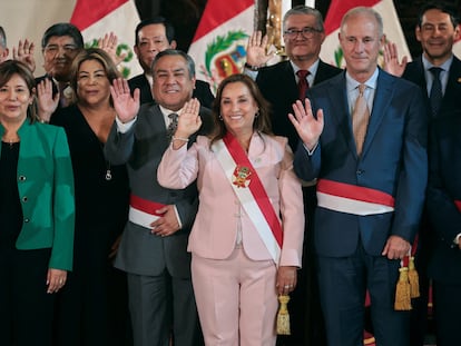 Dina Boluarte, presidenta de Perú, junto a sus nuevos miembros del Gabinete, este lunes en Lima.