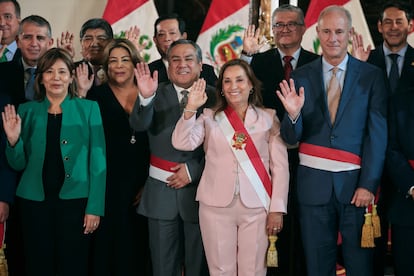 Dina Boluarte, presidenta de Perú, junto a sus nuevos miembros del Gabinete, este lunes en Lima.