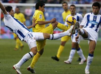Ibagaza trata de llevarse el balón entre Vázquez y Fuego.