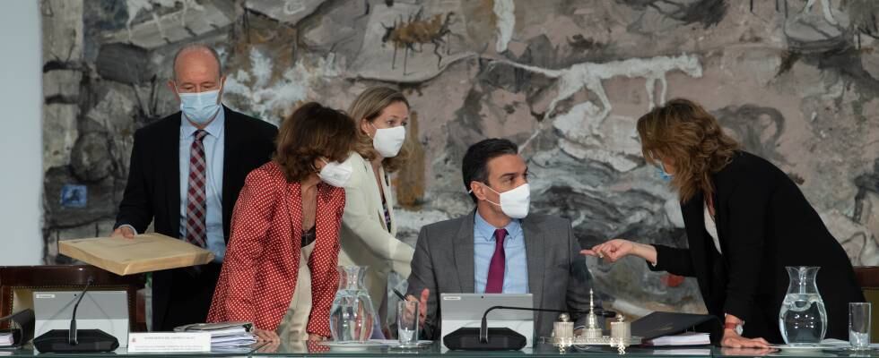 El presidente del Gobierno, Pedro Sánchez (en el centro), durante el Consejo de Ministros que aprobó los indultos a los condenados por el 'procés'.