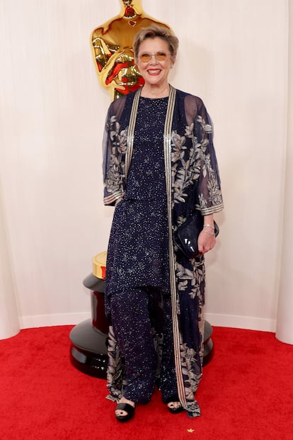Annette Bening, nominada a mejor actriz por 'Nyad', con un traje de pantalón azul y un kimono bordado.