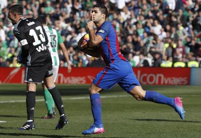 El delantero uruguayo del Barcelona, Luis Suárez, hace un gesto tras marcar ante Betis.