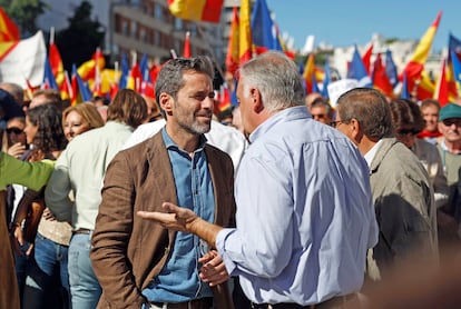 Borja Sémper (izquierda) conversa con Esteban González Pons, durante el acto del PP celebrado en Madrid.