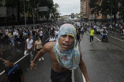 Un joven protesta en Caracas este lunes.