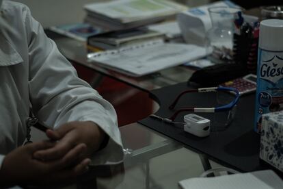 Detalle del escritorio de una doctora en un consultorio adyacente, en el Estado de México.