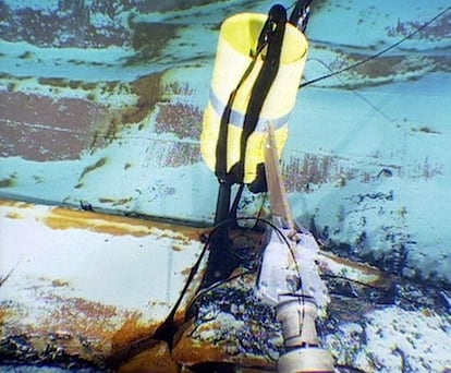 Imagen del petrolero hundido tomada por el batiscafo francés "Nautile", en las que se detecta la salida de combustible por una deformación en la estructura de la proa del barco. El minisubmarino francés efectuó una inmersión en la zona del hundimiento a unos 3.500 metros de profundidad y a unos 240 kilómetros de la costa gallega. 
