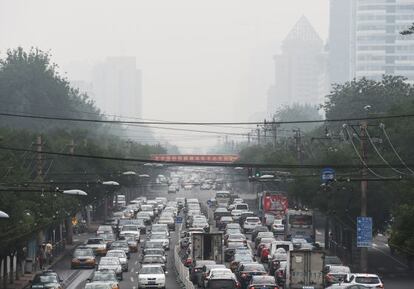 Contaminación en una avenida de Pekín, en julio de 2015.