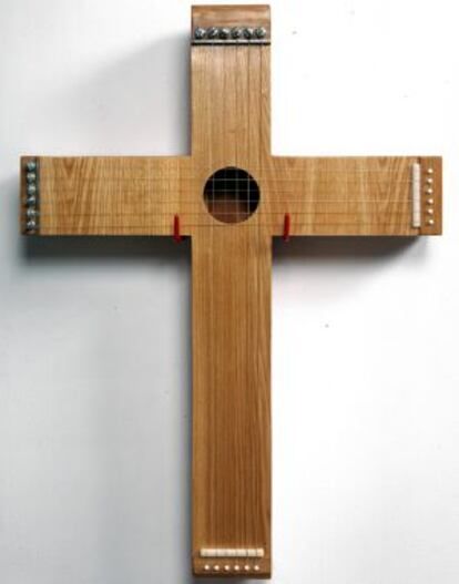 Guitarra-cruz de Jim Shaw en la exposición 'Lost (in LA)'