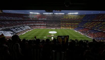 Aspecto que presentaban las gradas del Camp Nou momentos antes del inicio