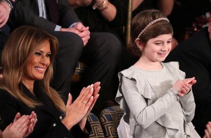 La primera dama de los Estados Unidos, Melania Trump, aplaude junto con una niña superviviente de un cáncer, Grace Eline, durante el discurso del Estado de la Unión.